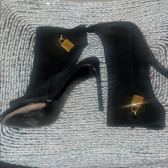 Elegant Black Ankle Boots - Picture 2 of 8